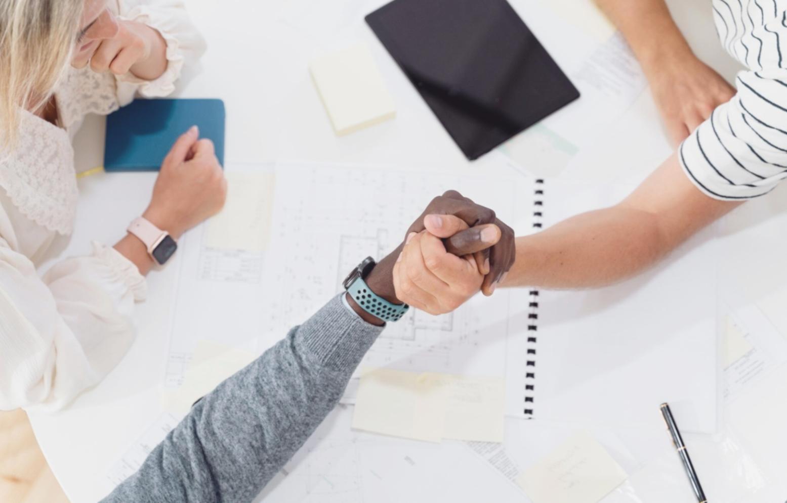 Entrepreneurs travaillant sur l'analyse financière