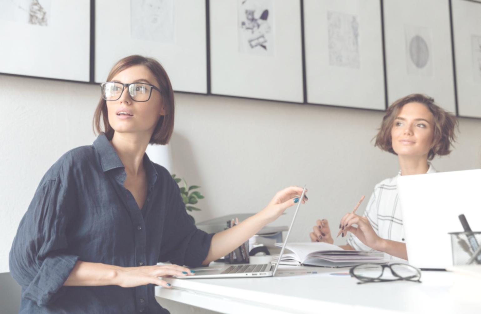 Session de formation pratique avec participants travaillant sur des études de cas financiers