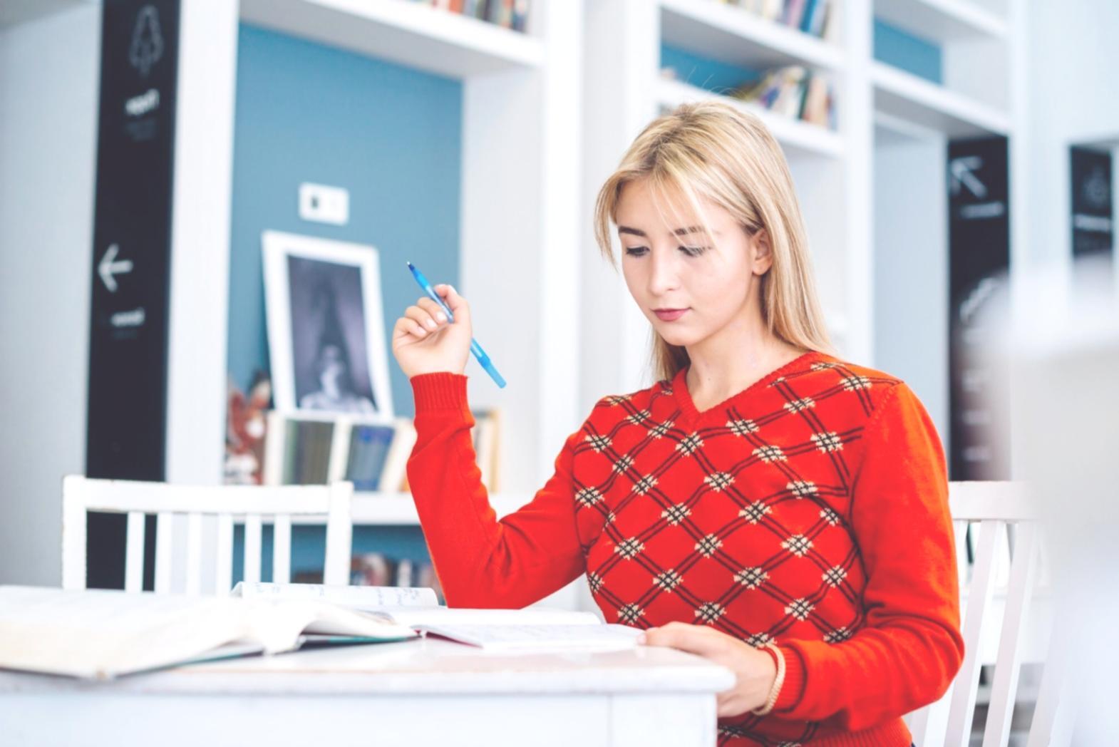 Équipe collaborative travaillant sur des solutions financières innovantes